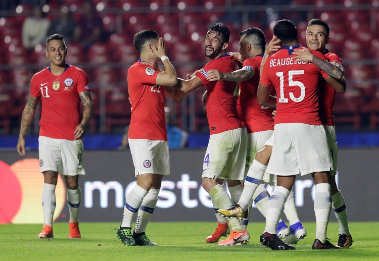 Alexis Sánchez merayakan gol yang dihasilkannya.
