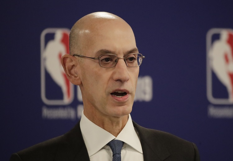 NBA의 애덤 실버 총재가 드래프트 추첨과 컴바인이 COVID-19 팬데믹으로 인해 연기되었음을 발표하고 있다