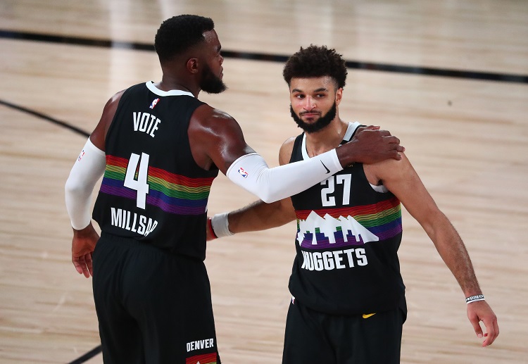 NBA 掘金的穆雷正在尝试得分
