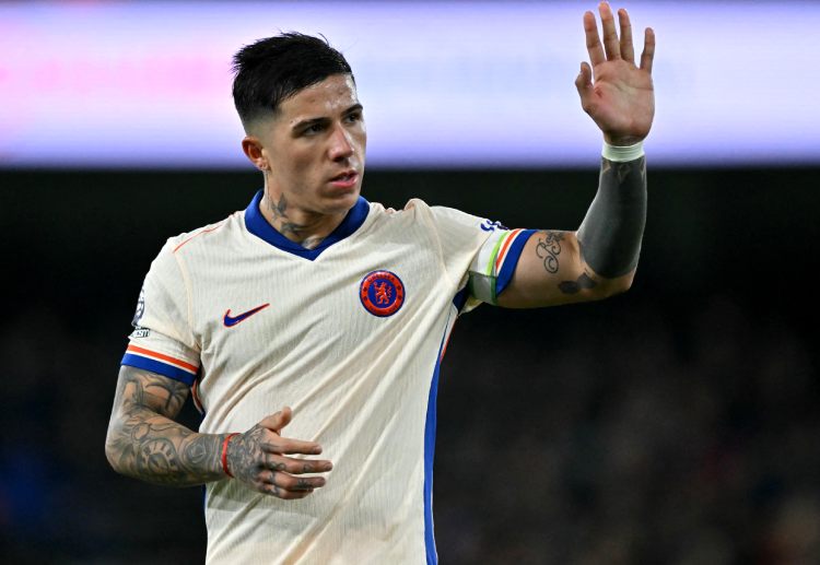 ဒါကြောင့် လက်ရှိ မှာတော့ လာလီဂါ ကလပ်က ကမ္ဘာ့ချန်ပီယံ အာဂျင်တီးနား အသင်းရဲ့ ကွင်းလယ်လူ အန်ဇို ဖာနန်ဒက်ဇ် ကို မျက်စိကျနေခဲ့တာ ဖြစ်ပါတယ်။