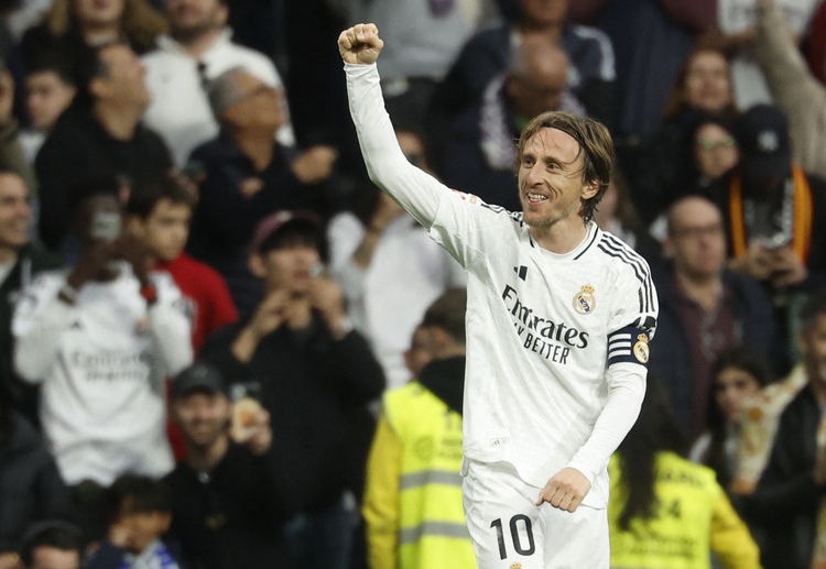 ဒါ့အပြင် အမ်ဘာပေးက ရီးရဲလ်မက်ဒရစ် အသင်း သမိုင်း တစ်လျှောက်မှာ တစ်ကြိမ် တစ်ခါမှ မရရှိဖူးသေးတဲ့ လာလီဂါ အပါအဝင် ဆုဖလား ၃ လုံး အောင်မြင်မှု ရယူနိုင်မယ့် အခြေအနေမှာ ရှိနေပါတယ်။