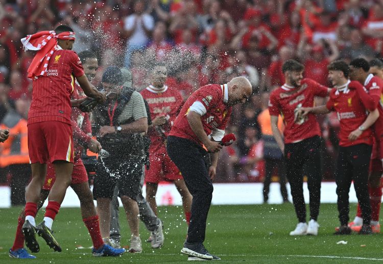 လစ်ဗာပူးလ်အနေနဲ့ပြီးခဲ့တဲ့တနင်္ဂနွေနေ့ကယှဉ်ပြိုင်ကစားခဲ့တဲ့ပရီးမီးယားလိဂ်ပွဲစဉ်မှာတော့တင်ဟမ်ဟော့စပါးကိုအနိုင်ရရှိပြီးနောက်ရာသီပြီးဆုံးဖို့၄ပွဲအလိုမှာပဲချန်ပီယံဖြစ်ခဲ့တာပါ။