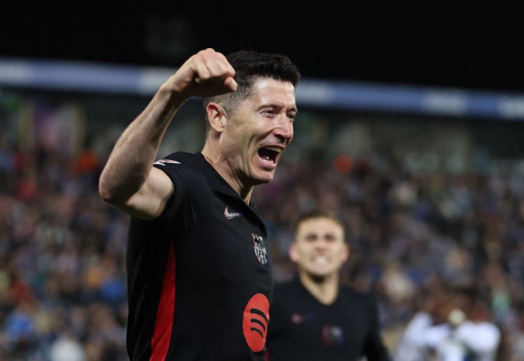 欧冠联赛 莱万多夫斯基在对阵老东家多特蒙德的比赛中攻入两球,帮助巴塞罗那在首回合以4比0大获全胜。