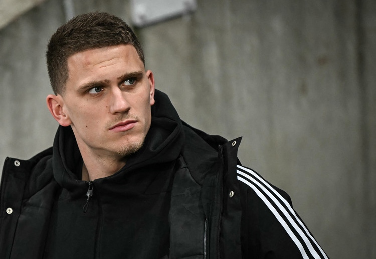 အသက် ၂၅ နှစ် အရွယ် နယ်သာလန် ကစားသမား ကတော့ ပရီးမီးယားလိဂ်ကို မပြောင်းရွှေ့ခင် ပြင်သစ် ကလပ် လိုင်လီမှာ ၂ ရာသီကြာ ကစားခဲ့ဖူးသူလည်း ဖြစ်ပါတယ်။