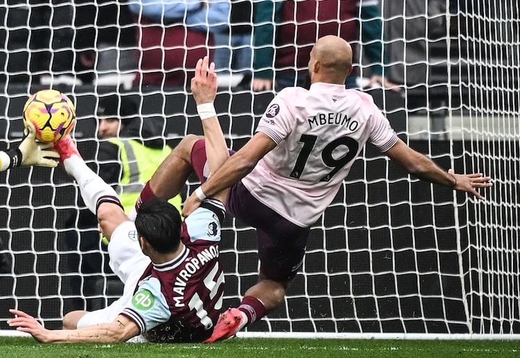 တစ်ခု ရှိတာက ယူနိုက်တက် အနေနဲ့ အမ်ဘူမိုကို ခေါ်ယူဖို့ အတွက် ဆိုရင် ပရီးမီးယားလိဂ် ပြိုင်ဘက် ကလပ် တော်တော်များများနဲ့ အပြိုင်အဆိုင် ကြိုးပမ်းရဖို့တော့ ရှိနေပါတယ်။