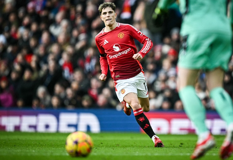 ပရီးမီးယားလိဂ် ကလပ်တွေထဲ မှာတော့ ချဲလ်ဆီးနဲ့ အက်စတွန်ဗီလာ တို့က ခေါ်ယူဖို့ စိတ်ဝင်စားနေပါတယ်။