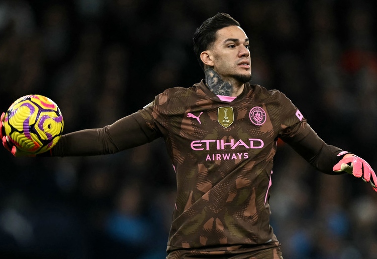 သူ့အနေနဲ့ အဲ့ဒီ ၈ နှစ်တာ ကာလ အတွင်း ပရီးမီးယားလိဂ် ဖလား ၆ ကြိမ်နဲ့ ချန်ပီယံလိဂ် ဖလား ၁ ကြိမ် အပါအဝင် ဆုဖလား အောင်မြင်မှု များစွာ ရရှိခဲ့သူ ဖြစ်ပါတယ်။