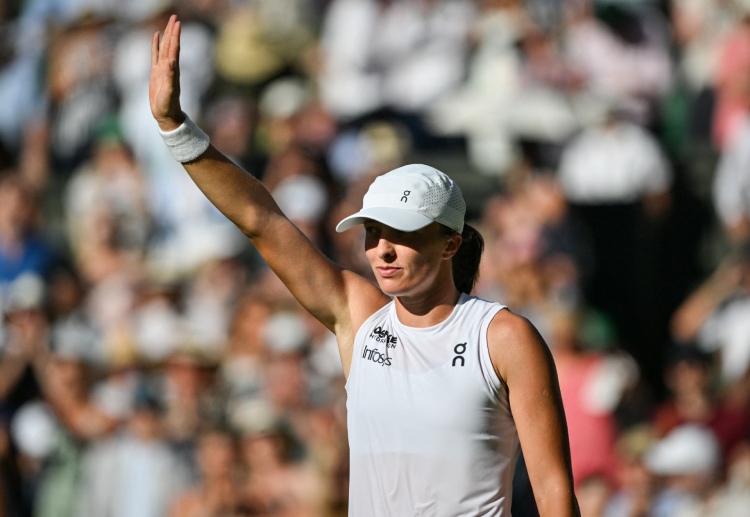 Iga Swiatek booked her place in a maiden Wimbledon final with a commanding 6-2, 6-0 triumph over Belinda Bencic