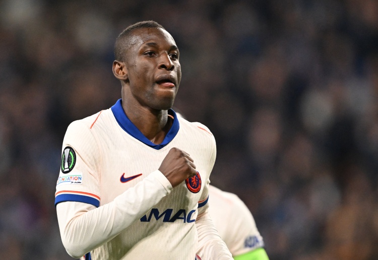 ပရီးမီးယားလိဂ် ထိပ်သီး တို့ဟာ သူတို့ အသင်းမှာ မျှော်လင့်ထားသလောက် ခြေစွမ်းမပြနိုင်သေးတဲ့ တိုက်စစ်မှူးကို အလျင်စလို ရောင်းထုတ်လိုခြင်း မရှိသေးကြောင်း သိရပါတယ်။