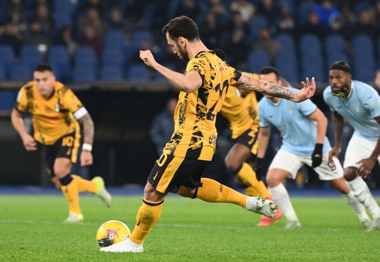 စီးရီးအေ ဝါရင့် ကွင်းလယ်လူ ကိုတော့ ပရီးမီးယားလိဂ် ကလပ် မန်ချက်စတာယူနိုက်တက်နဲ့ ဖူလ်ဟမ် တို့က ဒီနွေရာသီမှာ ယူရိုသန်း ၄၀ နဲ့ ခေါ်ယူဖို့ စဉ်းစားနေကြောင်း သိရပါတယ်။