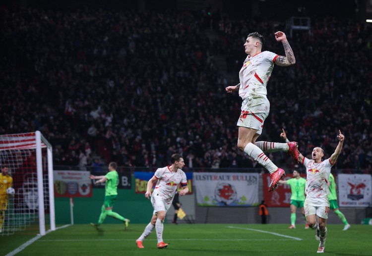 လက်ရှိမှာ မန်ချက်စတာယူနိုက်တက်နဲ့ အပြိုင် ပရီးမီးယားလိဂ် ကလပ် နယူးကာဆယ် ကလည်း ဆက်စ်ကို အတွက် ယူရို သန်း ၈၀ ဝန်းကျင်နဲ့ ကမ်းလှမ်းထားကြောင်း သိရပါတယ်။