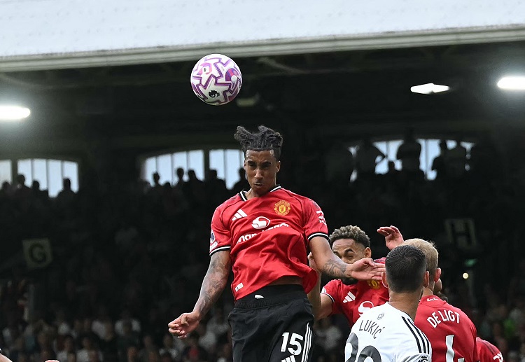 英超联赛 曼联在第58分钟通过角球进攻，约罗的头球击中穆尼斯背部后改变轨迹，帮助曼联先下一城