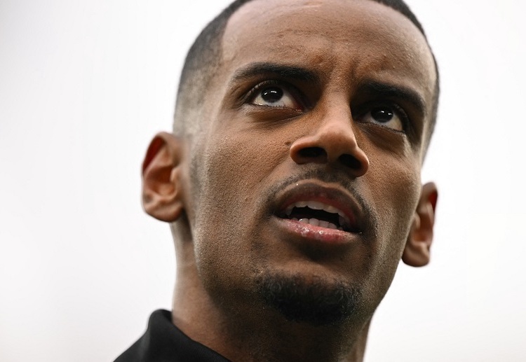 ပရီးမီးယားလိဂ် ချန်ပီယံ တို့ဟာ အိဆက်ခ်ကို မျှော်လင့်တကြီးနဲ့ ပြောင်းရွှေ့ကြေး အမြောက်အမြား ပေးချေကာ ခေါ်ယူခဲ့ရပေမယ့် လက်ရှိအချိန်ထိတော့ ၁ ဂိုးသွင်းကာ၊ ဂိုးဖန်တီးမှု ၁ ကြိမ်က လွဲရင် ဘာမှ လုပ်မပြနိုင်သေးပါဘူး။