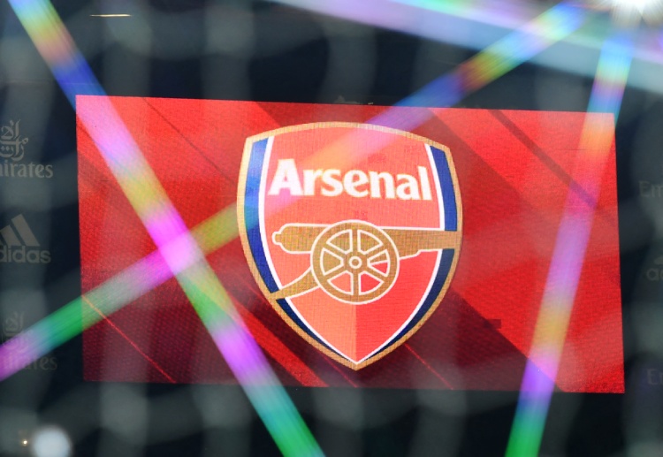 အာဆင်နယ်ဟာ ၂၀၀၃-၂၀၀၄ ဘောလုံးရာသီက ရှုံးပွဲ မရှိစံချိန်နဲ့ ပရီးမီးယားလိဂ် ချန်ပီယံ ဖြစ်ပြီး နောက်ပိုင်းကတည်းက ဆုဖလားနဲ့ ဝေးကွာနေတာ နှစ်ပေါင်း ၂၀ ကျော် ရှိနေပြီ ဖြစ်ပါတယ်။