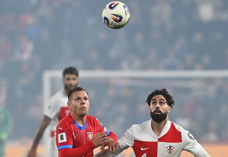 世界杯预选赛  克罗地亚的乔什科·格瓦尔迪奥尔在与对手的对抗中争夺球权。