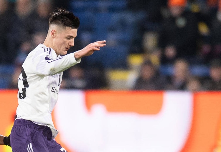 အမ်ဘွေမိုဟာ လက်ရှိမှာ ယူနိုက်တက် အတွက် ပရီးမီးယားလိဂ် သွင်းဂိုး ၈ ဂိုးနဲ့ ဂိုးသွင်း အများဆုံး ကစားသမား ဖြစ်နေပါတယ်။