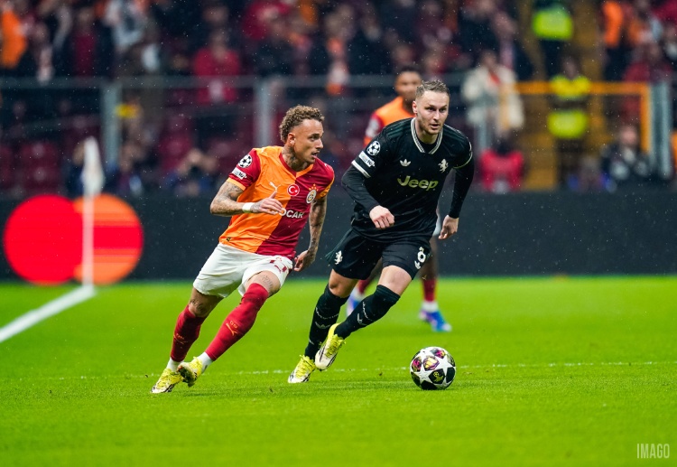 သူဟာ ၂၀၁၃ ခုနှစ်က ဝက်စလေ ဆနိုက်ဒါ နောက်ပိုင်း ချန်ပီယံလိဂ် ရှုံးထွက်အဆင့် ပွဲစဉ်မှာ ဂိုးသွင်းပြီး ဂိုးဖန်တီးမှုပါ လုပ်နိုင်တဲ့ ပထမဆုံး ဂါလာတာဆာရေး ကစားသမား ဖြစ်လာပါတယ်။