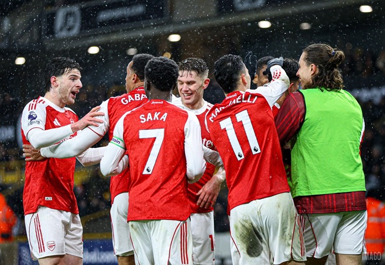 စပါးနဲ့ ချဲလ်ဆီး တို့ကို အနိုင်ရခဲ့တဲ့ လန်ဒန်ဒါဘီ (၂) ပွဲဆက် နိုင်ပွဲကြောင့် အာဆင်နယ်ဟာ မန်စီးတီးထက် (၅) မှတ်အသာနဲ့ ပရီးမီးယားလိဂ် ဇယားထိပ်မှာ ဆက်ရှိနေပါတယ်။