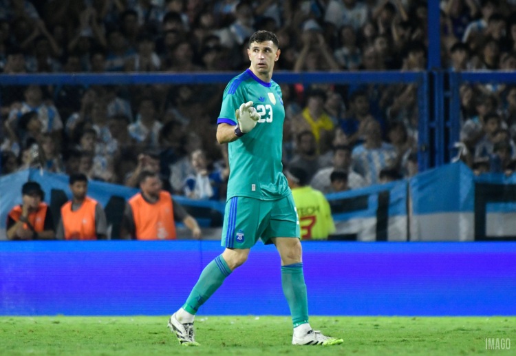 ဒီနှစ်မှာ သူနဲ့ ကော့တွာစ် တို့သာ ကမ္ဘာ့ဖလား သမိုင်းတစ်လျှောက် ရွှေလက်အိတ်ဆုကို နှစ်ကြိမ် ရရှိသည့် ပထမဆုံး ဂိုးသမားများ ဖြစ်လာဖို့ အခွင့်အရေး ရှိနေပါတယ်။