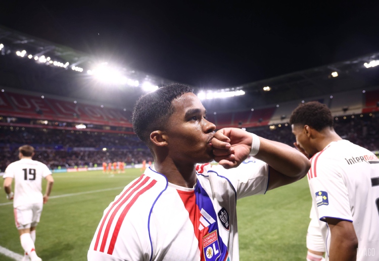 လာလီဂါ ထိပ်သီး ရီးရဲလ်မှာ အမ်ဘာပေးလို ကစားသမားမျိုး ရှိနေတာကြောင့် သူ့အတွက် နေရာရဖို့ ခက်ခဲနေချိန်မှာ လိုင်ယွန် မှာတော့ သူဟာ ပုံမှန်ပွဲထွက်ခွင့်ရနေပါတယ်။