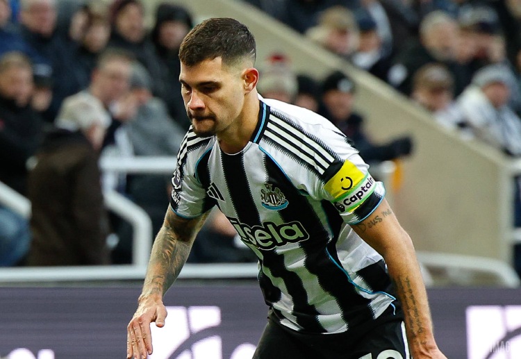 ၂၀၂၅-၂၆ ပရီးမီးယားလိဂ် ချန်ပီယံဆု သိမ်းပိုက်ခဲ့တဲ့ ရာသီမှာ အာဆင်နယ်ဟာ ၄-၂-၃-၁ ကစားကွက်ကို အဓိက သုံးခဲ့ပါတယ်။